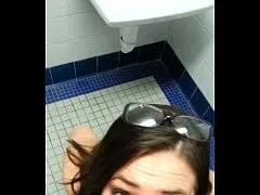 ลูกจ้างฝรั่งสุดแสบ โพสต์คลิปนี้ในเฟซบุ๊คขณะมีเซ็กซ์กับลูกสาวของเจ้านายในห้องน้ำของออฟฟิศที