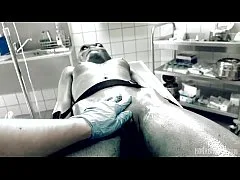 หนังโป๊แปลก หมอหื่นจะลองมนุษย์ต่างดาวจากดวงจันทร์เห็นหีฟิตๆไร้ขนควยตั้งโด่อยากจะเย็ดให้น้ำ