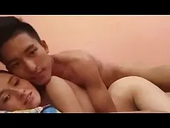 คลิปโป๊เสียว ลูกหลับพ่อกับแม่ก็มีเวลาเย็ดกันกลางดึกอย่างเสียวโดนซอยหีไม่กล้าครางดังกลัวลูก