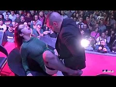 หนังสด เสียวโคตรหนุ่มสาวโรงงานเย็ดกันบนเวทีโชว์เพื่อนนับร้อยตอนแรกก็เขินเริ่มกระเด้าแรงๆฟิ