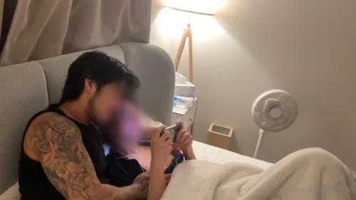 ดูคลิปxxx xxxคลิปโป๊เกย์ ชายรักชาย น้องชายนอนเล่นเกม เพื่อนพี่ชายขอเย็